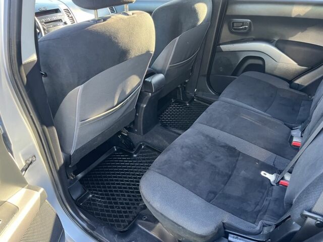 Серый Мицубиси Аутлендер, объемом двигателя 2 л и пробегом 255 тыс. км за 3935 $, фото 7 на Automoto.ua