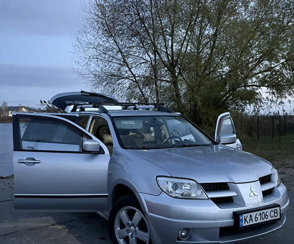 Серый Мицубиси Аутлендер, объемом двигателя 2.38 л и пробегом 238 тыс. км за 7450 $, фото 5 на Automoto.ua