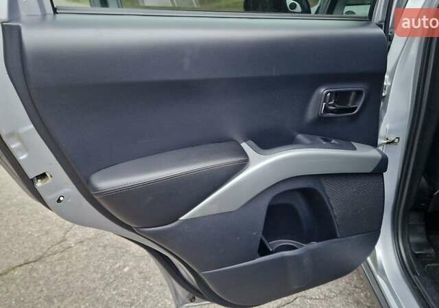 Серый Мицубиси Аутлендер, объемом двигателя 3 л и пробегом 197 тыс. км за 9500 $, фото 13 на Automoto.ua