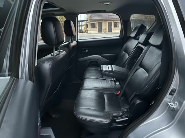 Серый Мицубиси Аутлендер, объемом двигателя 3 л и пробегом 129 тыс. км за 10500 $, фото 11 на Automoto.ua