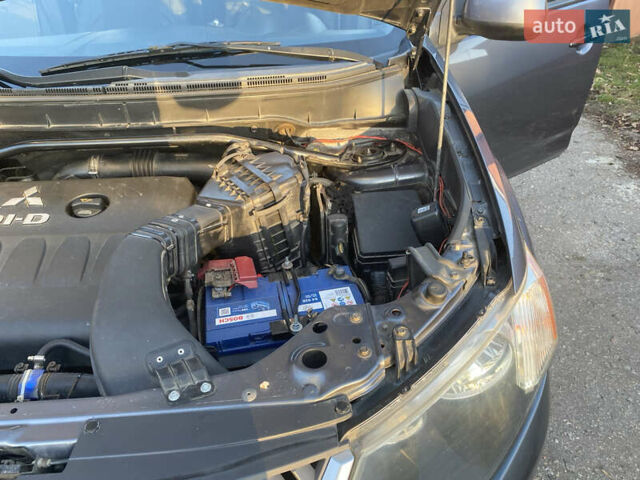 Серый Мицубиси Аутлендер, объемом двигателя 1.97 л и пробегом 257 тыс. км за 9000 $, фото 12 на Automoto.ua