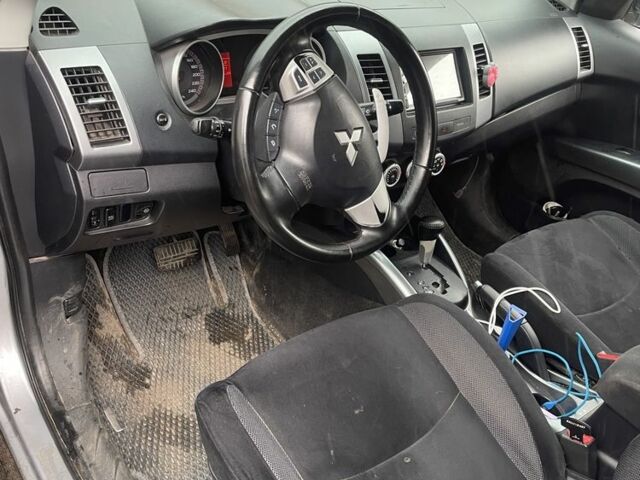 Серый Мицубиси Аутлендер, объемом двигателя 0 л и пробегом 319 тыс. км за 6900 $, фото 4 на Automoto.ua