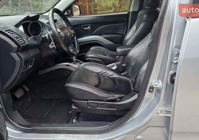 Серый Мицубиси Аутлендер, объемом двигателя 3 л и пробегом 197 тыс. км за 9500 $, фото 14 на Automoto.ua
