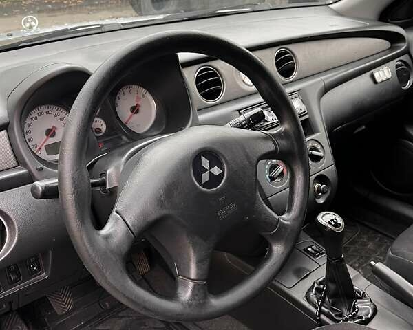 Сірий Міцубісі Аутлендер, об'ємом двигуна 2 л та пробігом 332 тис. км за 6200 $, фото 11 на Automoto.ua