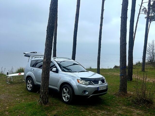 Серый Мицубиси Аутлендер, объемом двигателя 3 л и пробегом 182 тыс. км за 8600 $, фото 2 на Automoto.ua