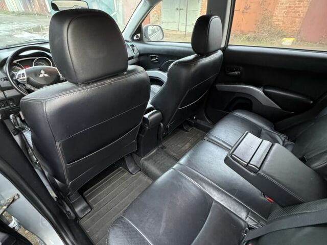 Серый Мицубиси Аутлендер, объемом двигателя 2.4 л и пробегом 330 тыс. км за 9000 $, фото 3 на Automoto.ua