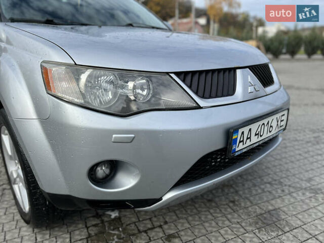 Серый Мицубиси Аутлендер, объемом двигателя 3 л и пробегом 277 тыс. км за 7999 $, фото 6 на Automoto.ua