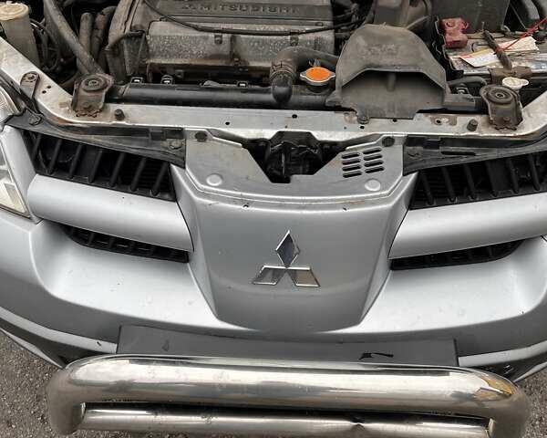 Сірий Міцубісі Аутлендер, об'ємом двигуна 2 л та пробігом 332 тис. км за 6200 $, фото 3 на Automoto.ua