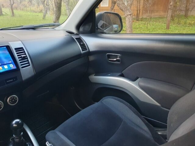 Серый Мицубиси Аутлендер, объемом двигателя 2 л и пробегом 320 тыс. км за 7500 $, фото 15 на Automoto.ua