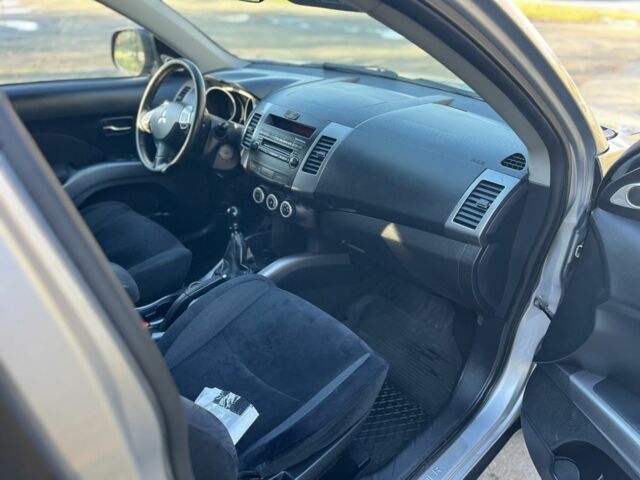 Серый Мицубиси Аутлендер, объемом двигателя 2 л и пробегом 255 тыс. км за 3935 $, фото 1 на Automoto.ua