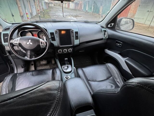 Серый Мицубиси Аутлендер, объемом двигателя 2.4 л и пробегом 330 тыс. км за 9000 $, фото 2 на Automoto.ua