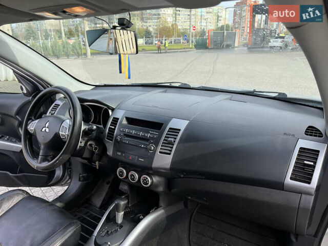 Серый Мицубиси Аутлендер, объемом двигателя 3 л и пробегом 277 тыс. км за 7999 $, фото 14 на Automoto.ua