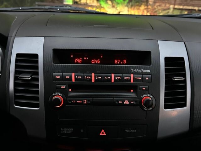 Серый Мицубиси Аутлендер, объемом двигателя 3 л и пробегом 129 тыс. км за 10500 $, фото 16 на Automoto.ua