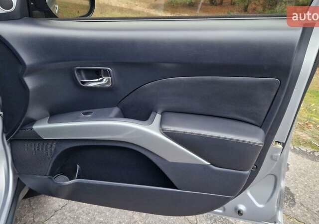 Серый Мицубиси Аутлендер, объемом двигателя 3 л и пробегом 197 тыс. км за 9500 $, фото 16 на Automoto.ua