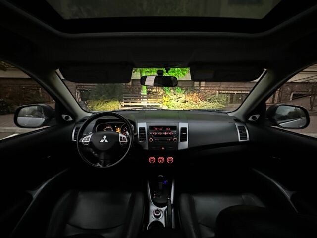 Серый Мицубиси Аутлендер, объемом двигателя 3 л и пробегом 129 тыс. км за 10500 $, фото 12 на Automoto.ua