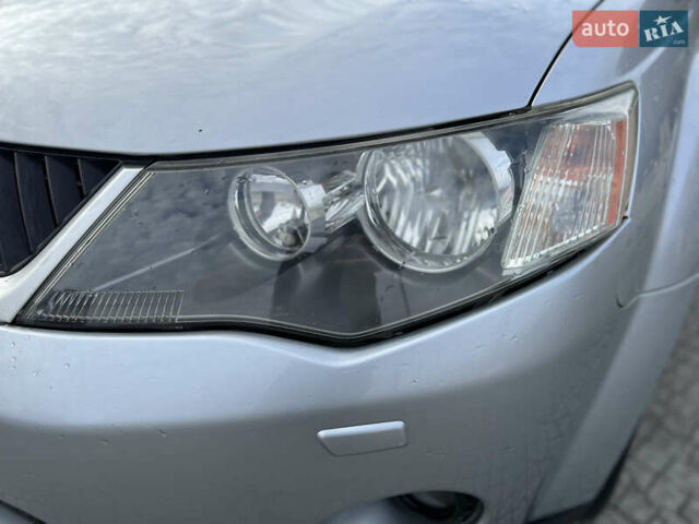 Серый Мицубиси Аутлендер, объемом двигателя 3 л и пробегом 277 тыс. км за 7999 $, фото 5 на Automoto.ua