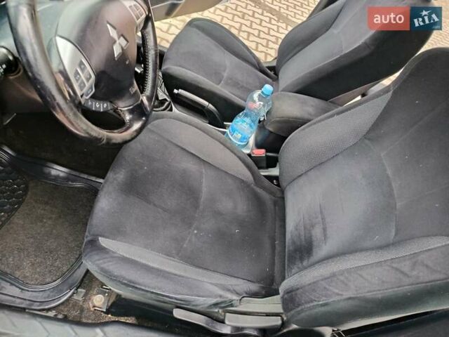 Серый Мицубиси Аутлендер, объемом двигателя 2 л и пробегом 332 тыс. км за 7650 $, фото 20 на Automoto.ua