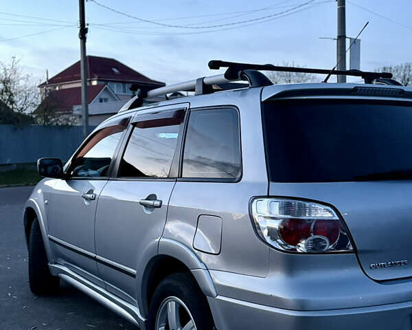 Серый Мицубиси Аутлендер, объемом двигателя 2.38 л и пробегом 238 тыс. км за 7450 $, фото 2 на Automoto.ua