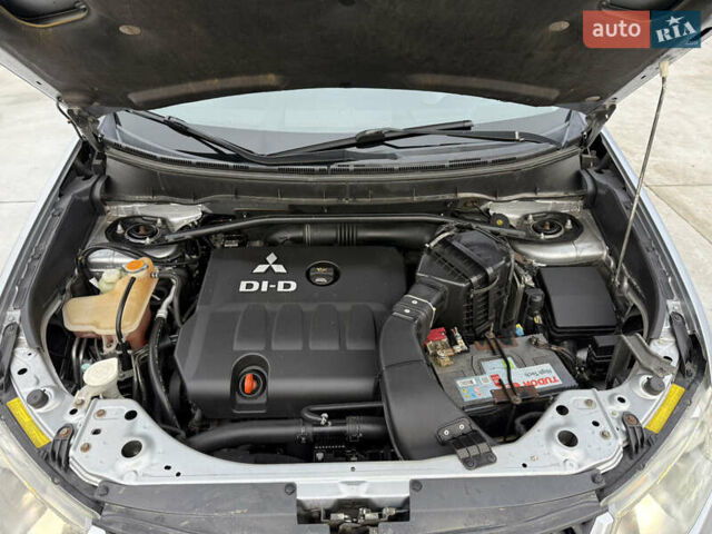 Серый Мицубиси Аутлендер, объемом двигателя 2 л и пробегом 299 тыс. км за 7750 $, фото 44 на Automoto.ua