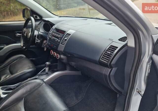 Серый Мицубиси Аутлендер, объемом двигателя 3 л и пробегом 197 тыс. км за 9500 $, фото 18 на Automoto.ua