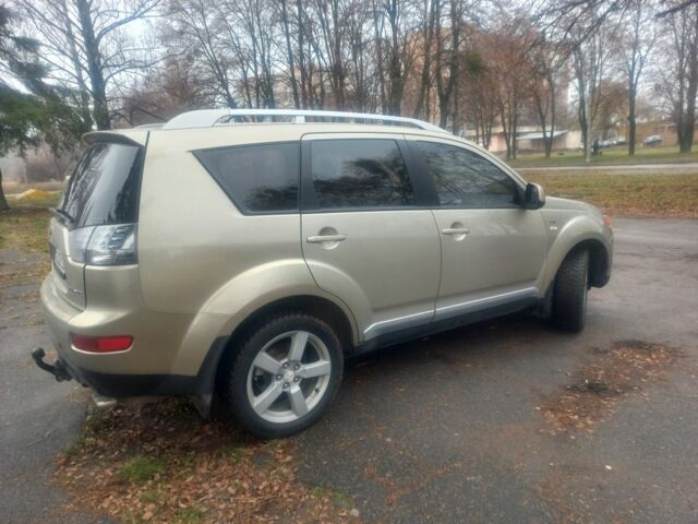 Сірий Міцубісі Аутлендер, об'ємом двигуна 2 л та пробігом 245 тис. км за 8600 $, фото 3 на Automoto.ua