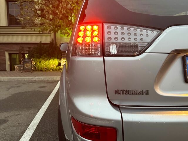 Серый Мицубиси Аутлендер, объемом двигателя 3 л и пробегом 129 тыс. км за 10500 $, фото 8 на Automoto.ua