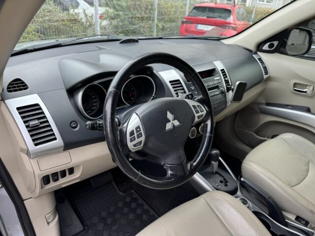 Серый Мицубиси Аутлендер, объемом двигателя 3 л и пробегом 175 тыс. км за 8500 $, фото 15 на Automoto.ua