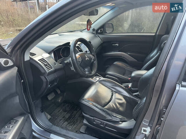 Серый Мицубиси Аутлендер, объемом двигателя 3 л и пробегом 294 тыс. км за 8200 $, фото 6 на Automoto.ua