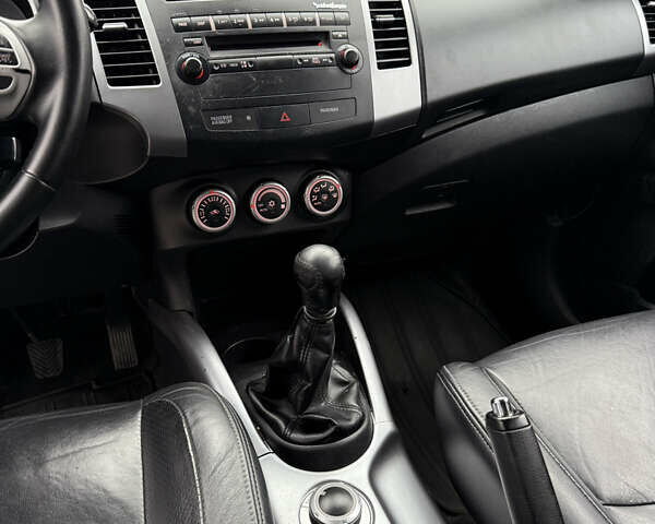 Сірий Міцубісі Аутлендер, об'ємом двигуна 2 л та пробігом 237 тис. км за 8999 $, фото 33 на Automoto.ua