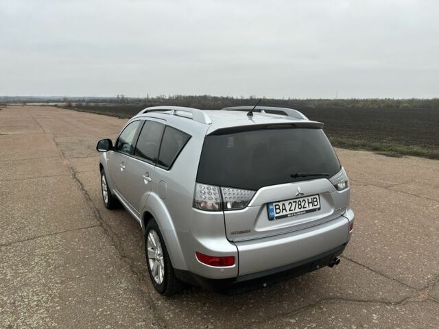Серый Мицубиси Аутлендер, объемом двигателя 2 л и пробегом 200 тыс. км за 8300 $, фото 5 на Automoto.ua