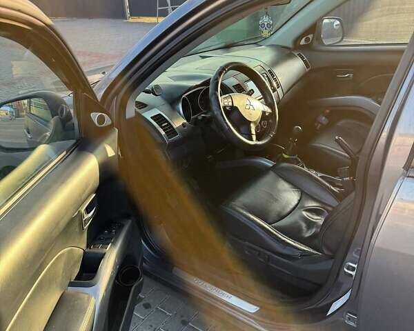 Серый Мицубиси Аутлендер, объемом двигателя 2.18 л и пробегом 287 тыс. км за 10200 $, фото 7 на Automoto.ua