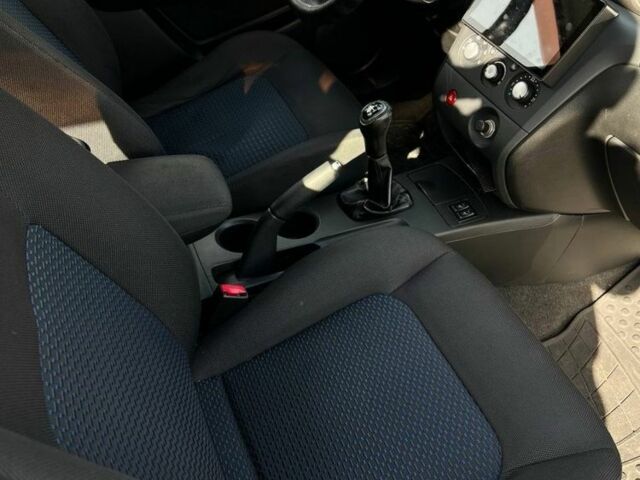 Серый Мицубиси Аутлендер, объемом двигателя 2 л и пробегом 214 тыс. км за 7300 $, фото 5 на Automoto.ua