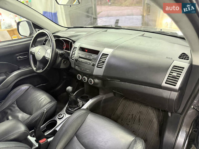 Сірий Міцубісі Аутлендер, об'ємом двигуна 2 л та пробігом 235 тис. км за 8950 $, фото 26 на Automoto.ua