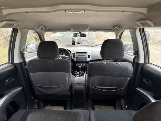 Серый Мицубиси Аутлендер, объемом двигателя 2 л и пробегом 340 тыс. км за 4000 $, фото 8 на Automoto.ua