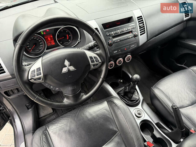 Сірий Міцубісі Аутлендер, об'ємом двигуна 2 л та пробігом 237 тис. км за 8999 $, фото 32 на Automoto.ua
