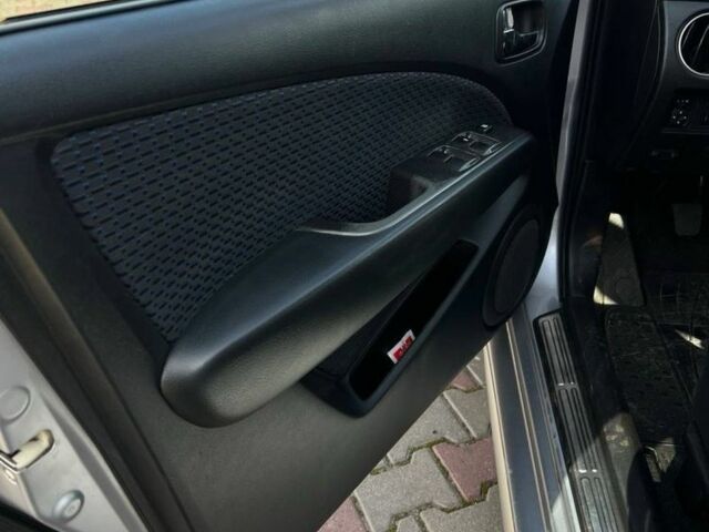 Серый Мицубиси Аутлендер, объемом двигателя 2 л и пробегом 214 тыс. км за 7300 $, фото 3 на Automoto.ua