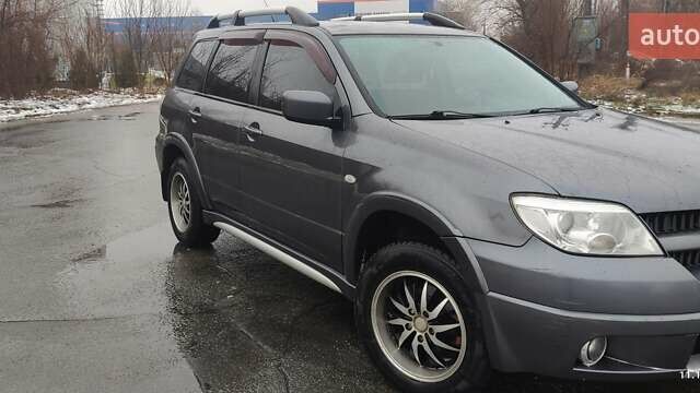 Серый Мицубиси Аутлендер, объемом двигателя 2 л и пробегом 200 тыс. км за 5999 $, фото 7 на Automoto.ua