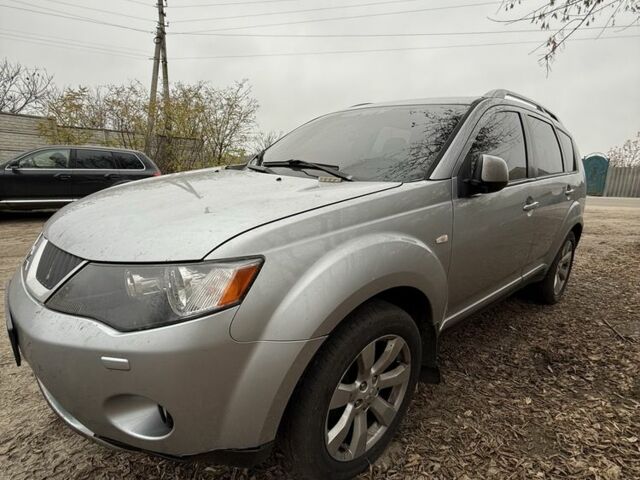 Серый Мицубиси Аутлендер, объемом двигателя 2 л и пробегом 340 тыс. км за 4000 $, фото 1 на Automoto.ua