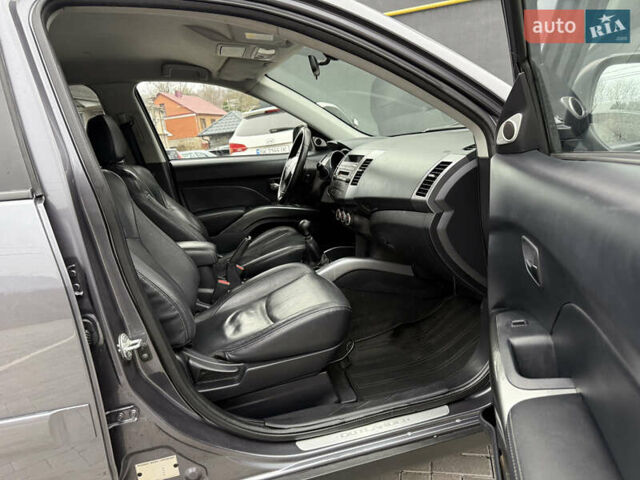 Сірий Міцубісі Аутлендер, об'ємом двигуна 2 л та пробігом 237 тис. км за 8999 $, фото 48 на Automoto.ua