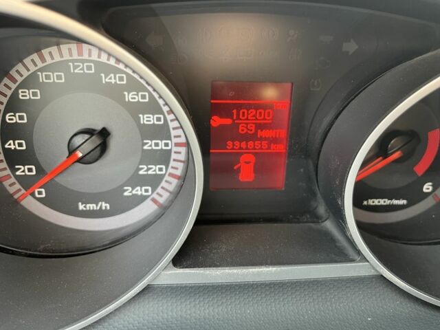 Серый Мицубиси Аутлендер, объемом двигателя 2 л и пробегом 330 тыс. км за 4000 $, фото 2 на Automoto.ua