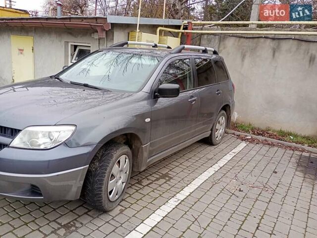 Серый Мицубиси Аутлендер, объемом двигателя 2 л и пробегом 300 тыс. км за 6000 $, фото 1 на Automoto.ua