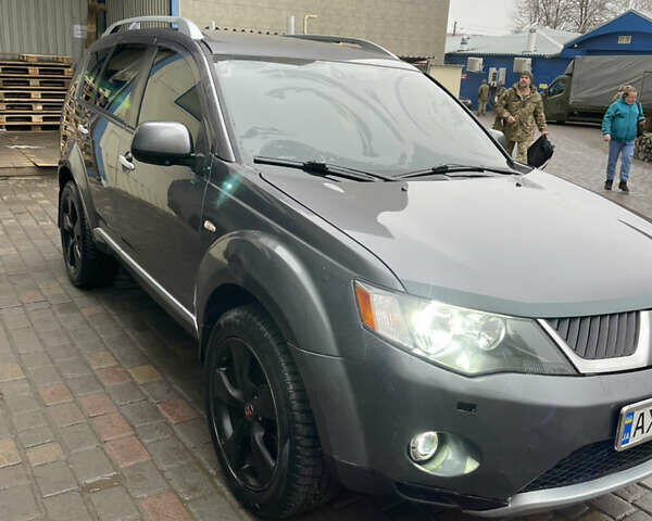 Серый Мицубиси Аутлендер, объемом двигателя 2.01 л и пробегом 345 тыс. км за 8100 $, фото 2 на Automoto.ua