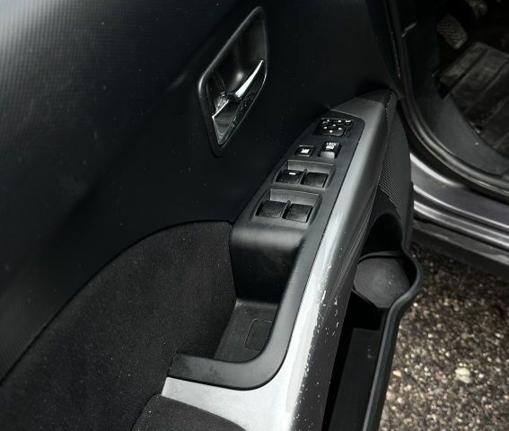 Серый Мицубиси Аутлендер, объемом двигателя 2 л и пробегом 339 тыс. км за 4949 $, фото 3 на Automoto.ua