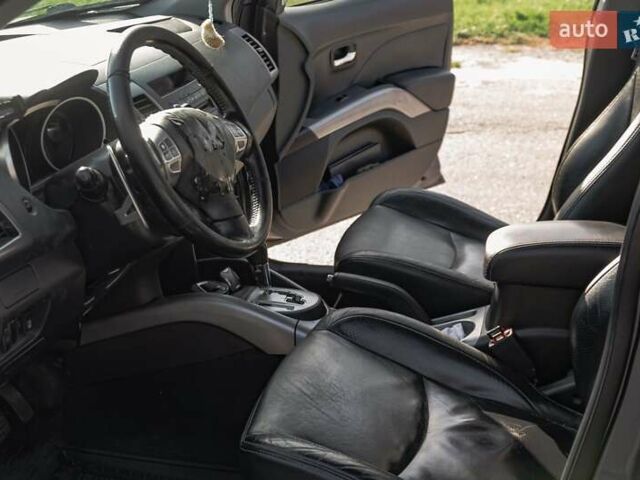 Серый Мицубиси Аутлендер, объемом двигателя 2.4 л и пробегом 280 тыс. км за 8000 $, фото 5 на Automoto.ua