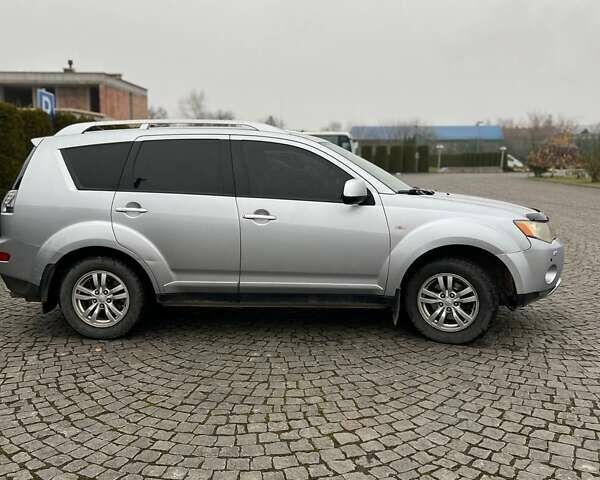 Серый Мицубиси Аутлендер, объемом двигателя 2.36 л и пробегом 285 тыс. км за 8500 $, фото 1 на Automoto.ua