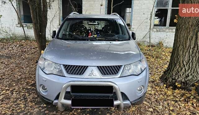 Серый Мицубиси Аутлендер, объемом двигателя 2.2 л и пробегом 280 тыс. км за 5300 $, фото 1 на Automoto.ua