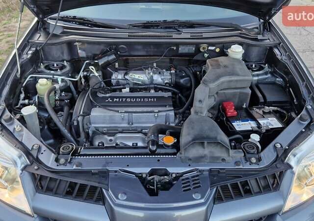 Серый Мицубиси Аутлендер, объемом двигателя 2 л и пробегом 157 тыс. км за 8300 $, фото 30 на Automoto.ua