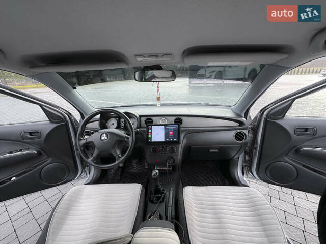 Сірий Міцубісі Аутлендер, об'ємом двигуна 2 л та пробігом 258 тис. км за 5650 $, фото 2 на Automoto.ua