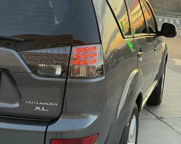 Серый Мицубиси Аутлендер, объемом двигателя 2.4 л и пробегом 210 тыс. км за 8300 $, фото 3 на Automoto.ua