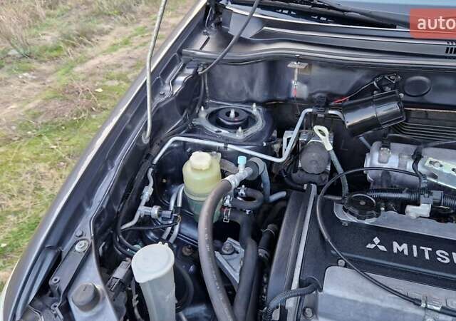 Серый Мицубиси Аутлендер, объемом двигателя 2 л и пробегом 157 тыс. км за 8300 $, фото 31 на Automoto.ua